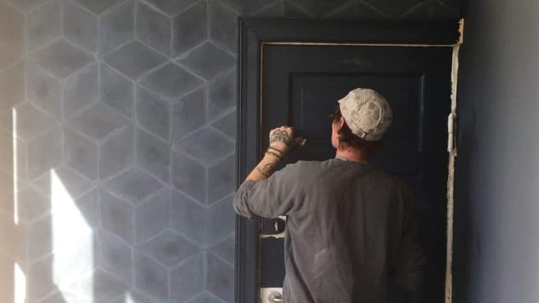 Focus Plus maler døren inden aflevering