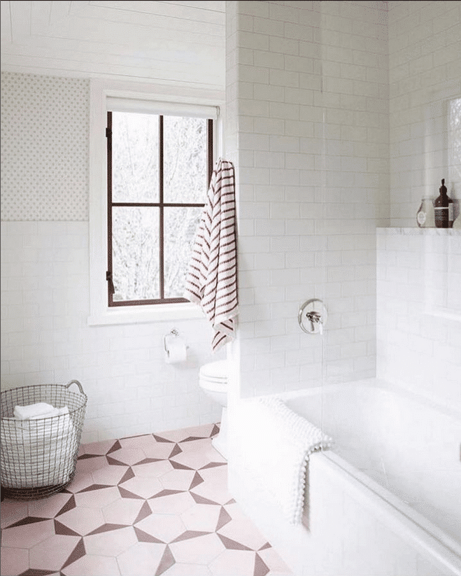 marokkanske fliser på gulvet i et nyt badeværelse