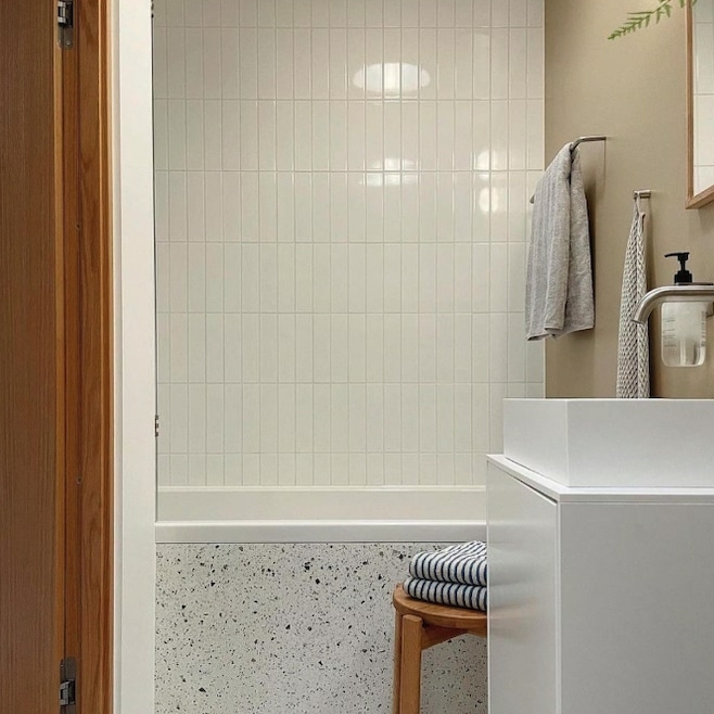 hvide badeværelsesfliser på et badeværelse