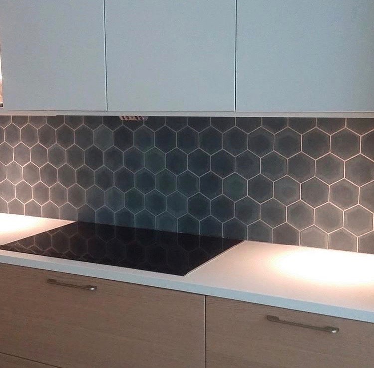 Spanske hexagonfliser i et k&oslash;kken