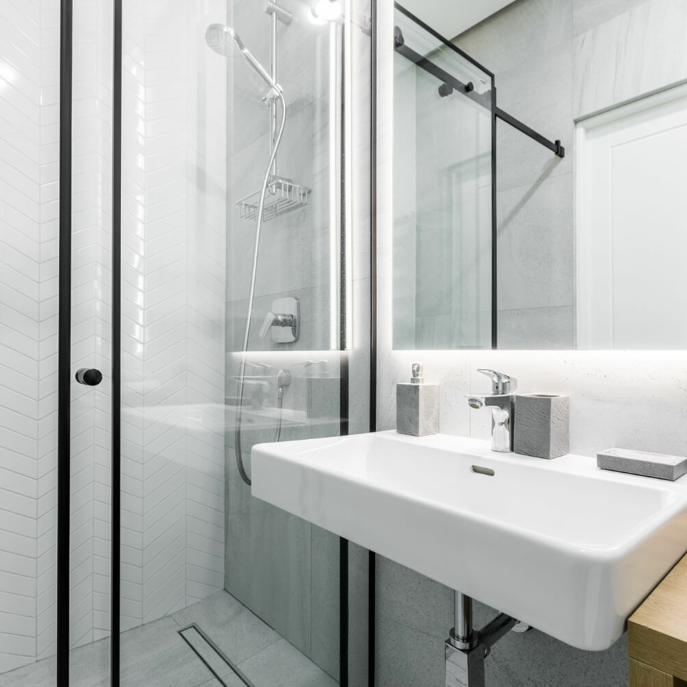 badeværelse_med_håndvask_og_bruser