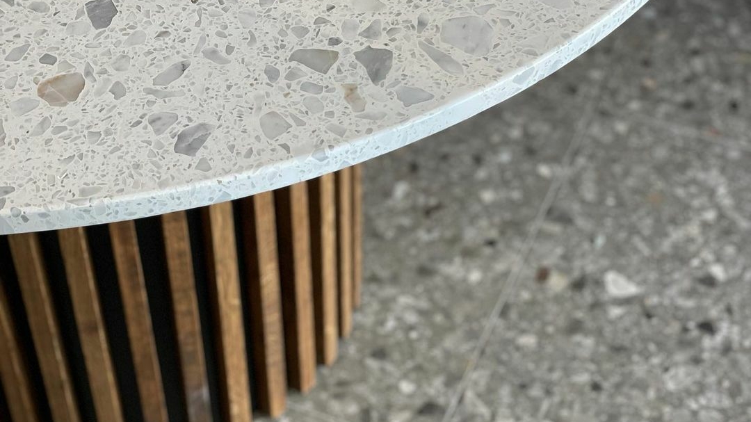 Terrazzo bord med egetræsstel