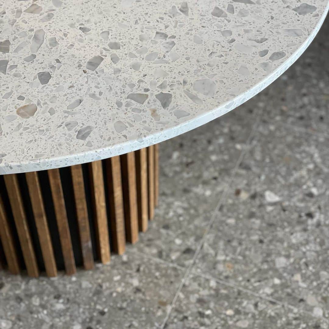 Terrazzo bord med egetræsstel