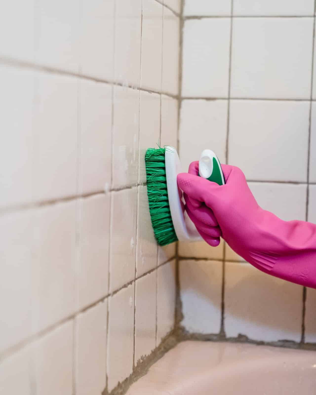 person reng&oslash;rer fliser