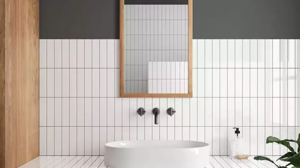 hvide fliser på et badeværelse