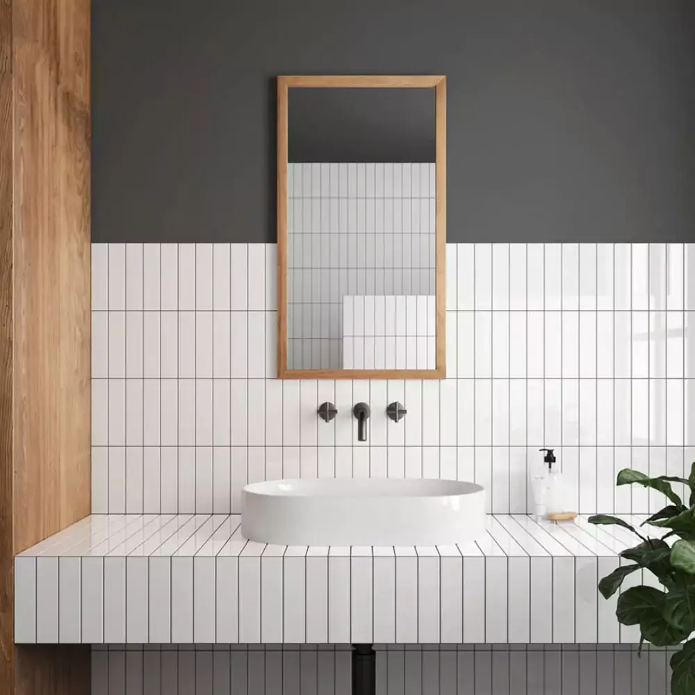 hvide fliser på et badeværelse