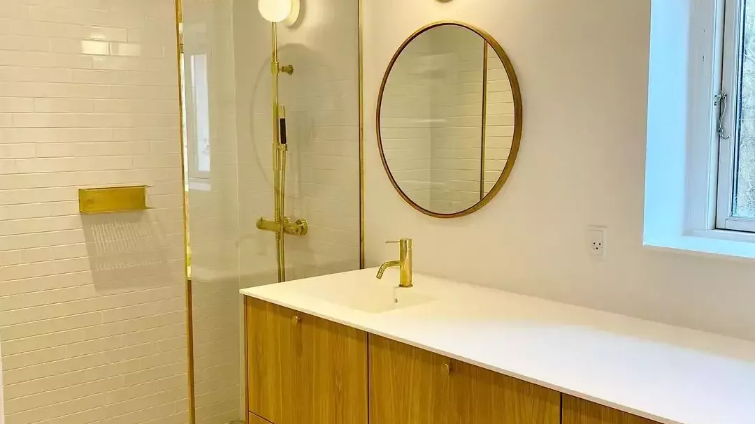 nyt badeværelse med badeværelseslampe over vasken