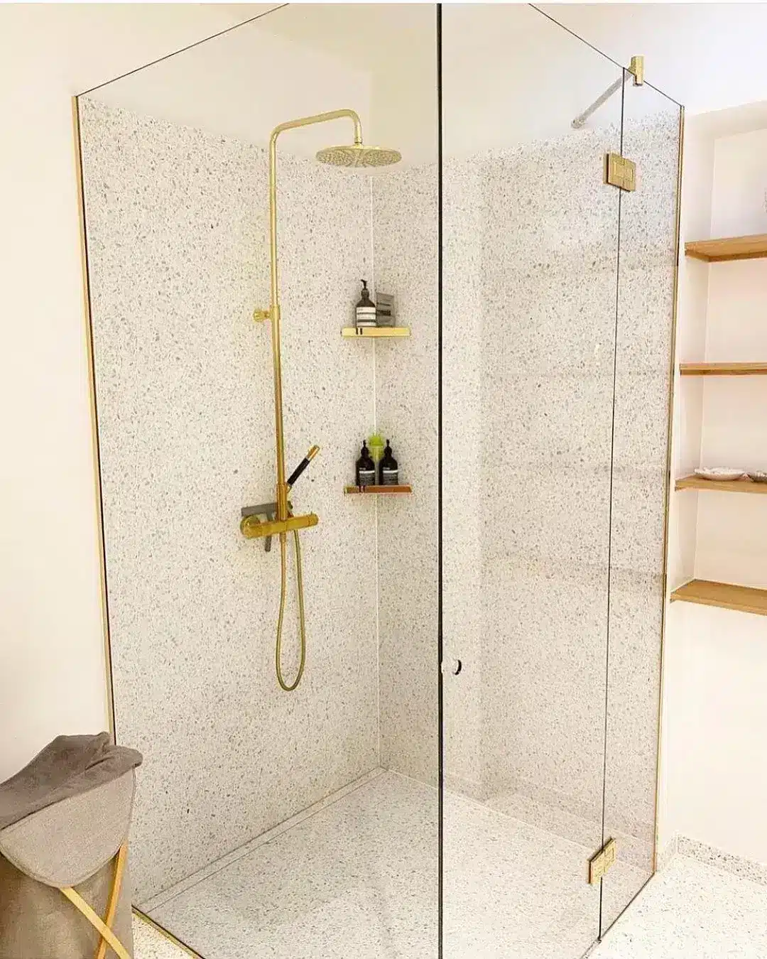 brusekabine med guld armatur