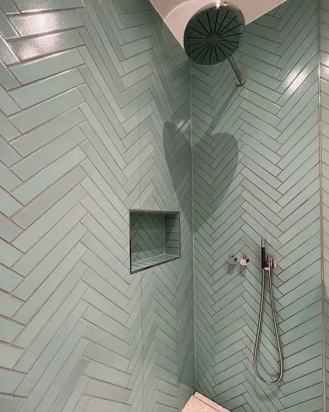 brusekabine med grønne fliser