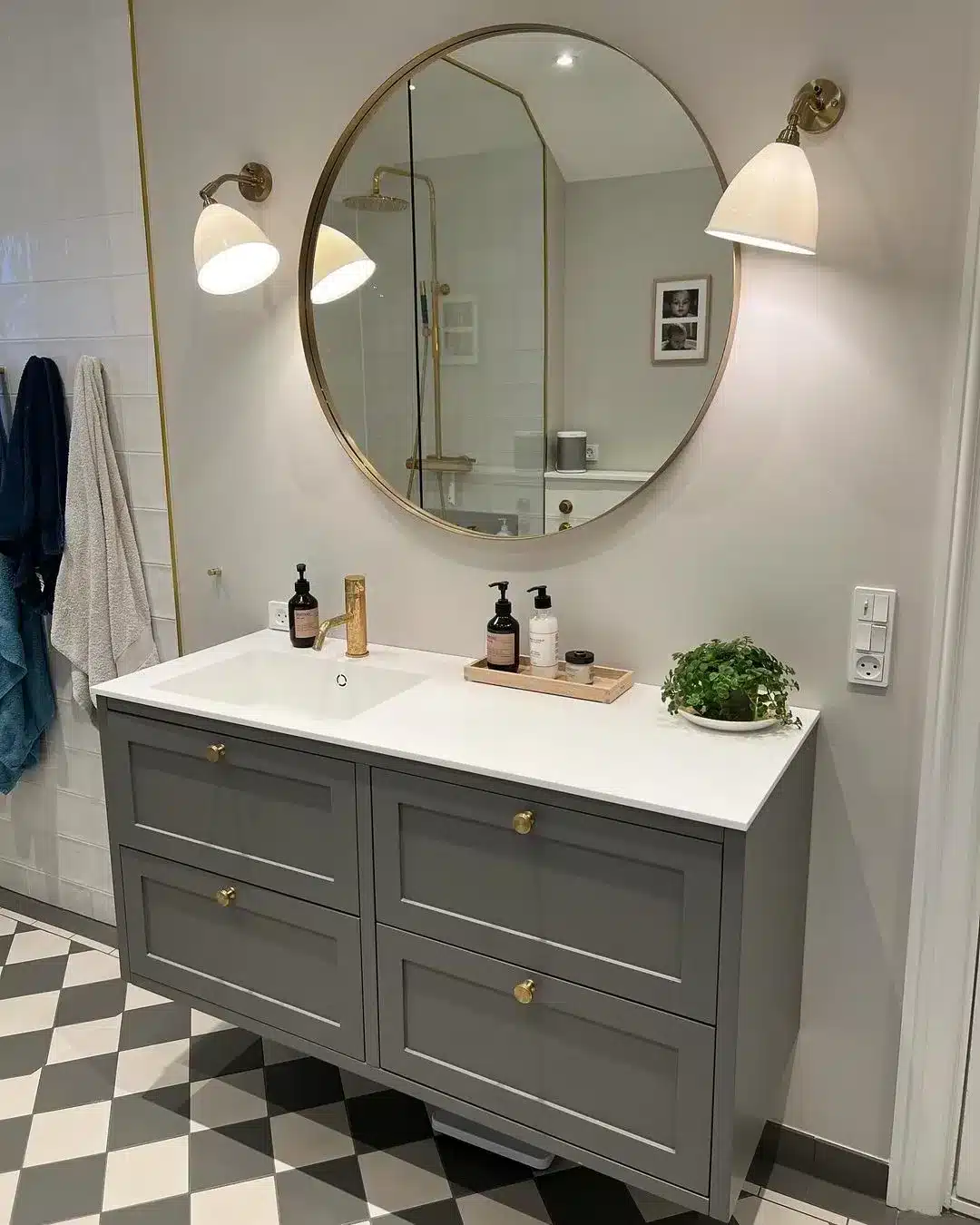 rundt badeværelsesspejl over håndvask