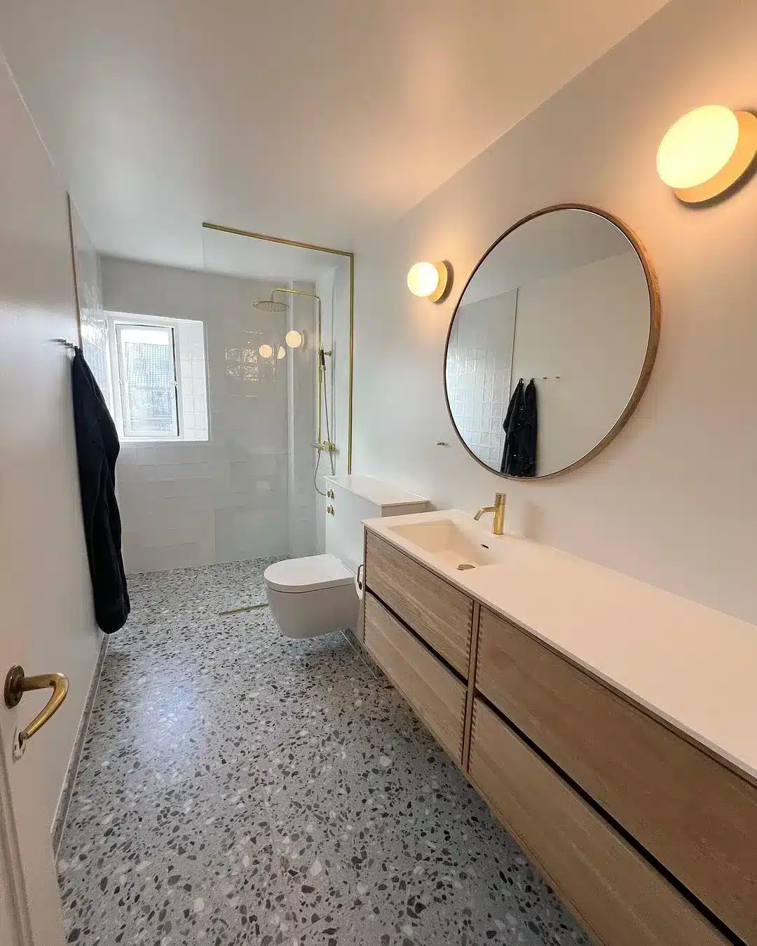 rundt spejl på badeværelse