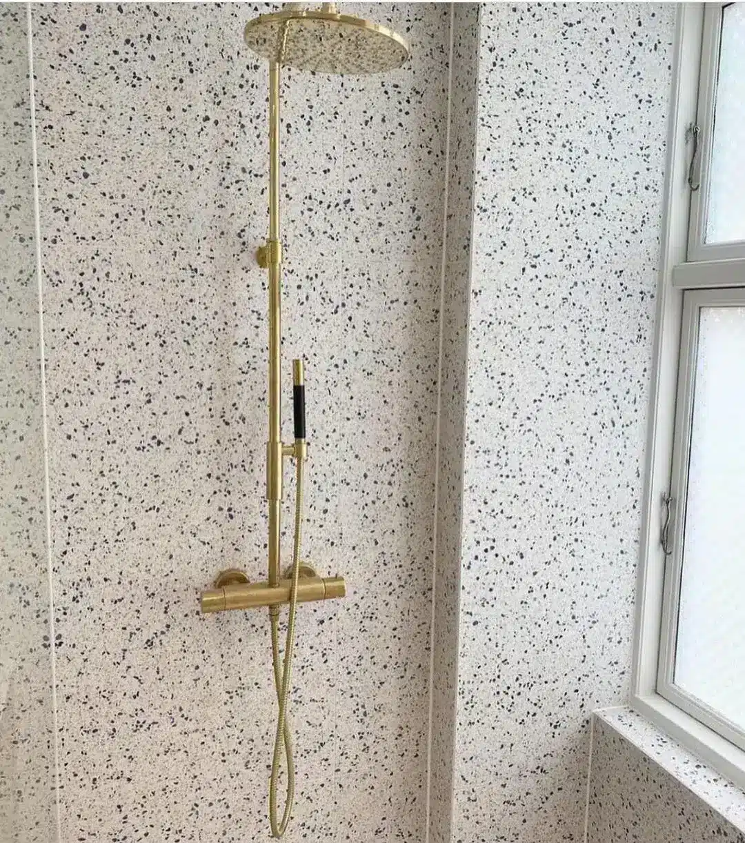 guld armatur og bruser