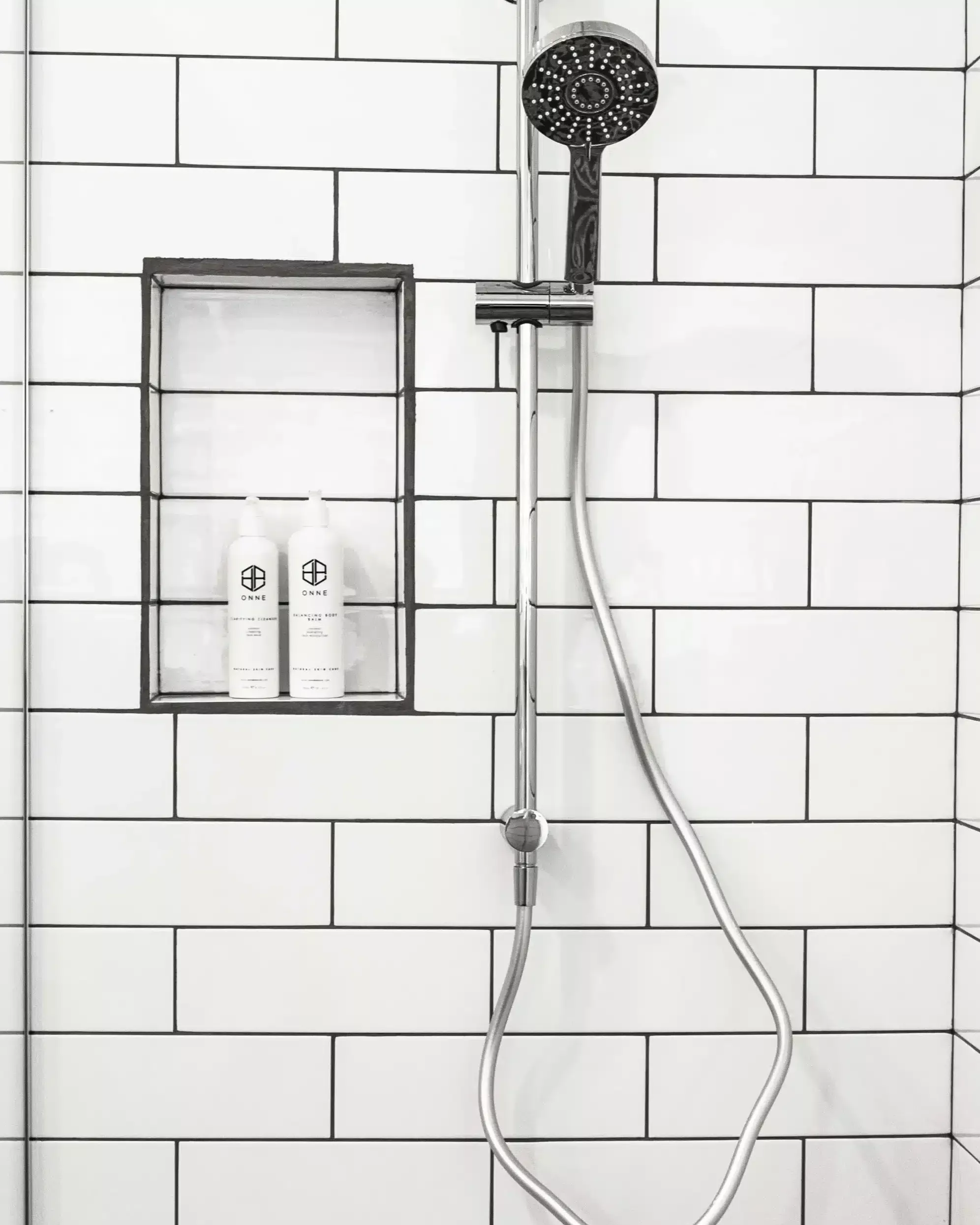 brusekabiner med hvide fliser